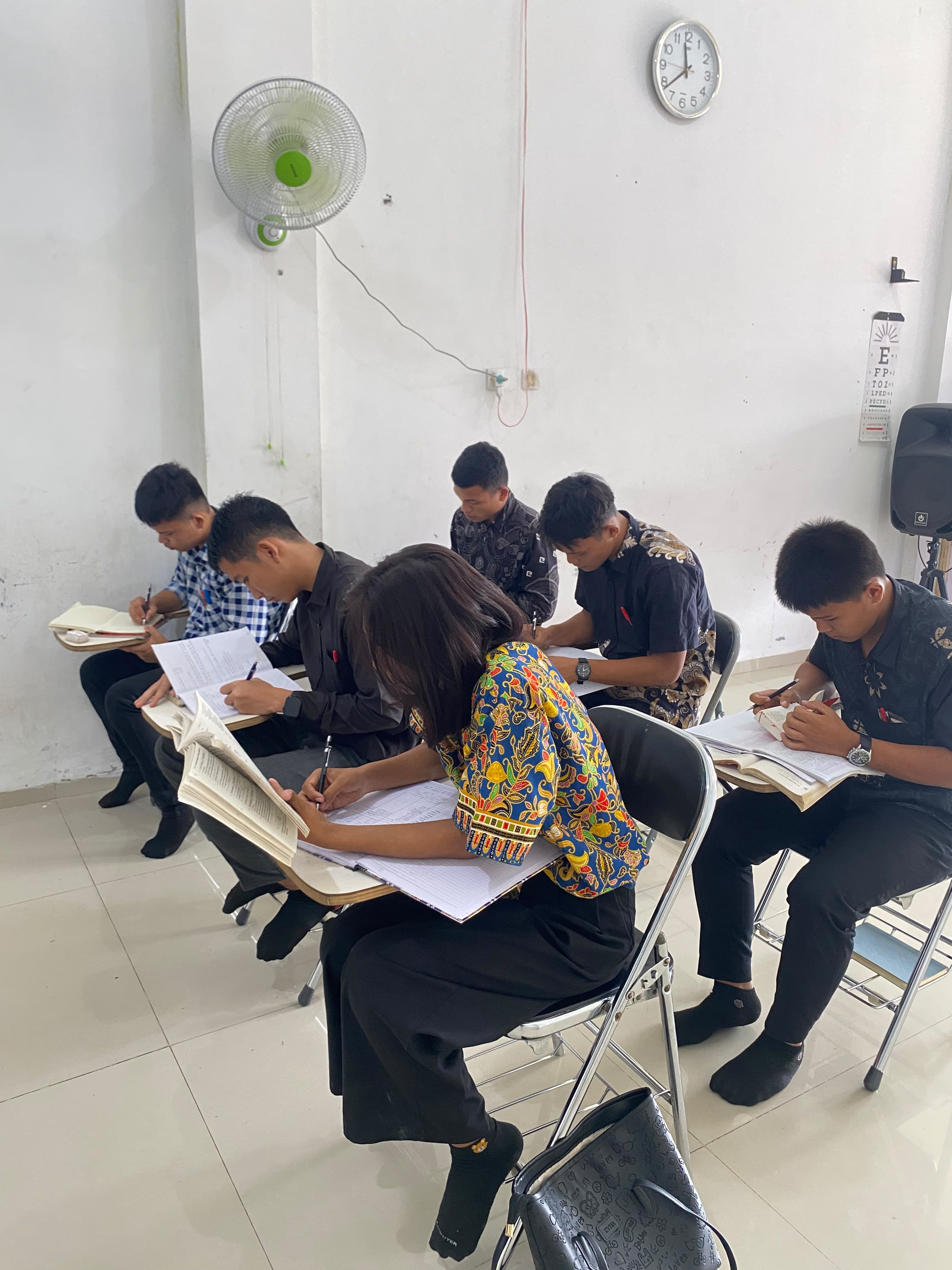 Peserta mengerjakan latihan tertulis di LPK Serasi