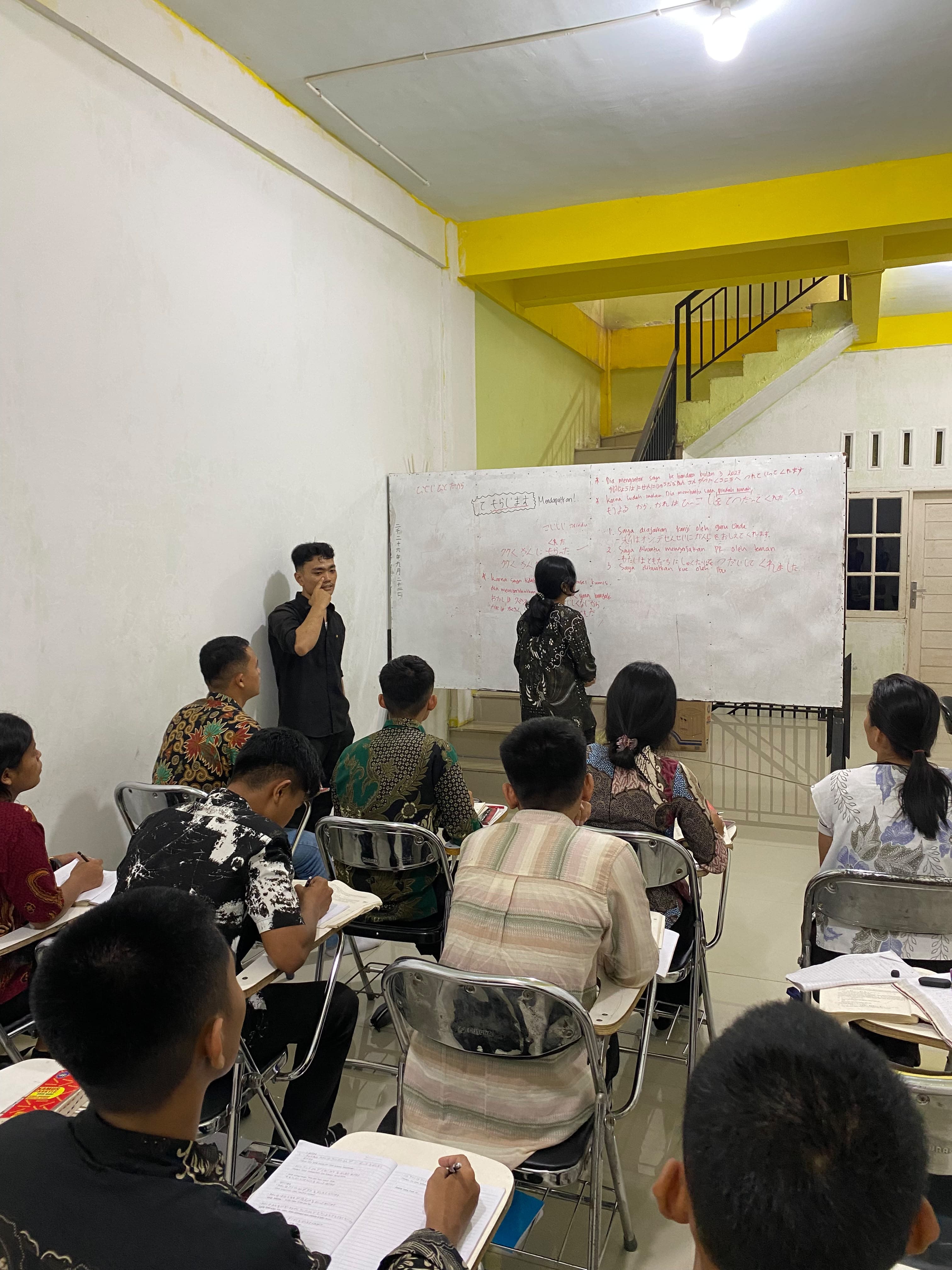 Peserta melakukan presentasi di depan kelas LPK Serasi